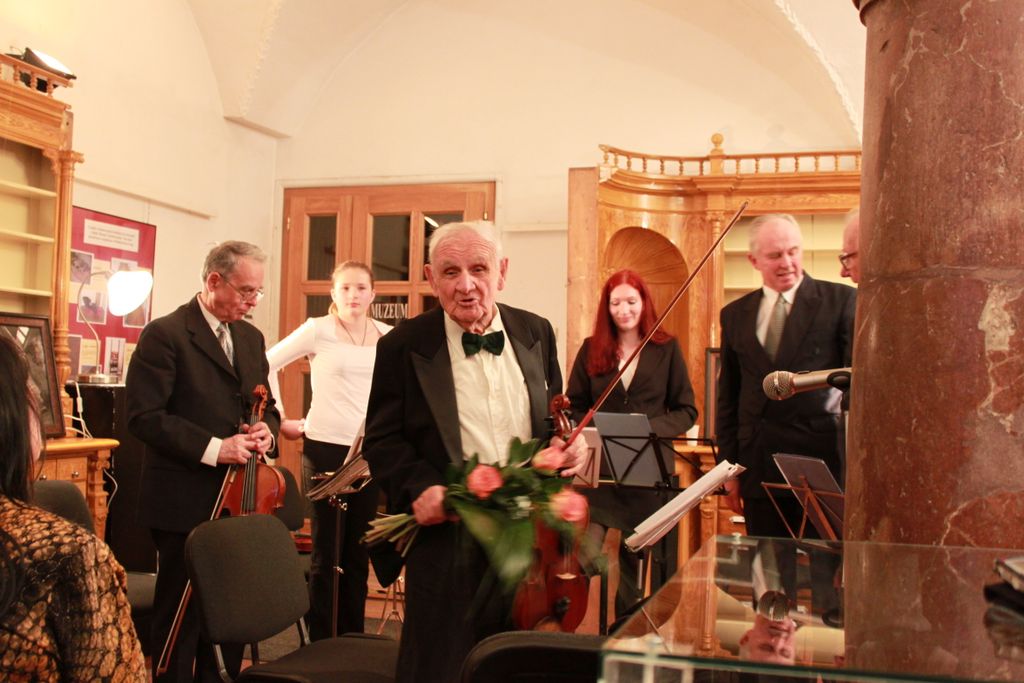 Jiří Bezděkovský při koncertu v Muzeu Českého krasu